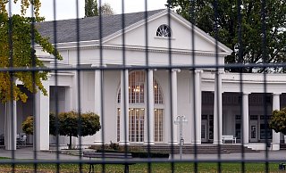 Zuletzt duiskutierte der Betriebsausschuss des Staatsbades im Oktober 2018 darüber, den Kurpark wieder einzuzäunen. Da ging es darum, Verschmutzungen und Zerstörungen im Kurpark zu verhindern. Der Ausschuss lehnte einen Zaun um das Gartendenkmal damals ab. - Thorsten Gödecker