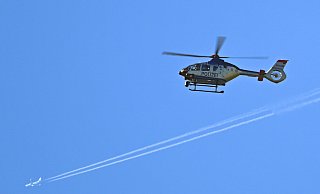 Die „Hummel" der Polizei kreiste am Sonntagmorgen über Hille. - Symbolfoto: Robert Michael/dpa
