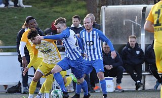 Sehr agil und dribbelstark: FCO-Stürmer Robin Reimer (am Ball), der auch mächtig was auf die Socken bekam. - Egon Bieber