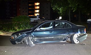 Nach mehreren Kollisionen während der Flucht vor der Polizei entfernte sich der Fahrer vom Unfallort und setzte seine Flucht zunächst zu Fuß fort. - Polizei
