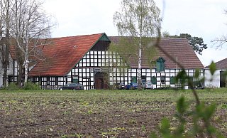Das Fachwerkhaus von 1816 steht auf der Liste der Baudenkmäler in Stemwede. Jetzt stand die Zwangsversteigerung an. Den baulichen Zustand beschrieb der Sachverständige in seinem Wertgutachten als mäßig. Zu dem Objekt gehören 19.384 Quadratmeter Fläche. - Sonja Rohlfing