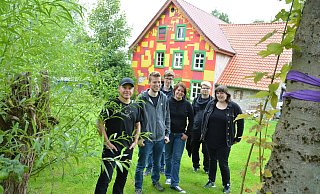 Christian, Joscha, Bastian, Jenny, Florian und Janine, aktuell Aktive und Ehemalige des JZO im Garten hinter dem Haus. - Karin Prignitz