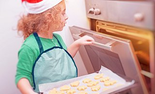 Backen gehört für Kinder zur Weihnachtszeit einfach dazu. Doch gerade hier kann es schnell zu Verbrennungen kommen. - AOK