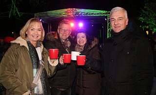 Kerstin und Claus Kampmann (v. l.) sowie Marion und Rolf Schierholz genießen ihren Glühwein beim Hüttenzauber. - Anthea Moschner