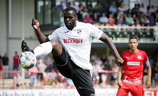 Exaucé Andzouana stieg in der Saison 2019/20 mit dem SC Verl in die 3. Liga auf. Mangels Aussicht auf Einsatzzeiten wechselte er nach Lotte und spielt nun für Alemannia Aachen. Am Sonntag kehrt er nach Ostwestfalen zurück. Foto: Henrik Martinschledde - Henrik Martinschledde
