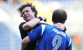 Cheftrainer Stefan Krämer (l.) und Torjäger Fabian Klos feierten mit Arminia Bielefeld den Aufstieg in die 2. Bundesliga. - imago sportfotodienst