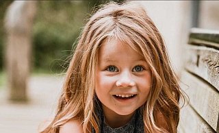 Die vierjährige Emily Janke starb vor einem Jahr im Klinikum Herford. Ein privates Gutachten wirft den behandelnden Ärzten zahlreiche Fehler vor. - Privat