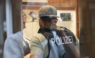 Beamte der Spurensicherung sind im Juweliergeschäft im Einsatz. Für die Dauer der Maßnahmen bleibt das Juweliergeschäft geschlossen. - Claus Frickemeier