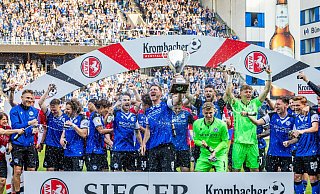 We are the champions: Die Arminen um Kapitän Fabian Klos feiern den Pokalerfolg. - Sarah Jonek