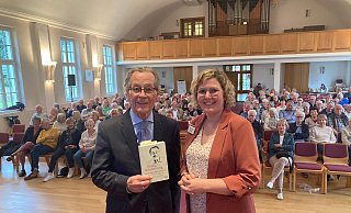 Franz Müntefering zusammen mit Anna-Lena Köhler von der evangelischen Erwachsenenbildung, die ihn eingeladen hatte. - Jobst Lüdeking