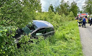 Das Auto kommt bei dem Alleinunfall nach rechts von der Straße ab und bleibt im Graben liegen. - Ralph Meyer