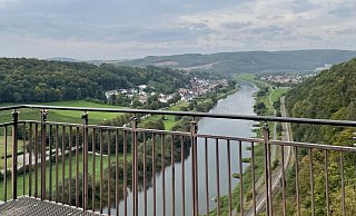 Der Weser-Skywalk ist ein beliebtes Ausflugsziel. Besucher haben einen weiten Blick die Weser entlang Richtung Herstelle und Bad Karlshafen. - Nicole Fischer