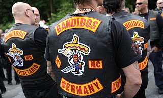 Insgesamt 38 Bandidos-Chapter, die in der "Federation West Central" organisiert waren, wurden verboten. - Symbolbild: picture alliance / dpa