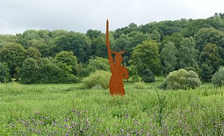 Die fünf Meter hohe Miniaturausgabe des Detmolder Hermannsdenkmals ist Blickfang am Weserstrand. Der Künstler Hans Kordes versteigert das Stahlobjekt für einen guten Zweck. - Stadt Höxter