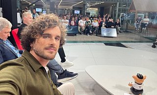 Mael Corboz, links, und das Phrasenschwein, rechts, waren zwei der Protagonisten des Kult-Fußballtalks „Doppelpass“ am vergangenen Sonntag auf dem frei empfangbaren TV-Sender Sport1. - Mael Corboz