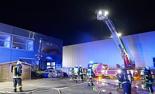 Von der Drehleiter aus kontrollieren Einsatzkräfte auch die Verkleidung der Außenfassade auf versteckte Glutnester. - Ralph Meyer