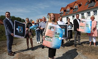 (v. l.) Martin Herbst und Iris Stockfleth von der Volksbank Brilon-Büren-Salzkotten, Stefanie Herting (Salzkotten Marketing), Caterer Josef Burs, Magdalena Gröblinghoff (Warsteiner Brauerei), Alexander Clasen (Polux by Cineplex Paderborn), Katja Stieren (Salzkotten Marketing), sowie Bürgermeister Ulrich Berger und Monika Werner (Stadt Salzkotten) freuen sich auf das Event. - Uwe Müller
