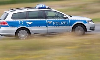 Die Polizei musste am Sonntagabend zum Unfall ausrücken. - (Symbolbild): Friso Gentsch/picture alliance/dpa
