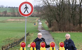 Rainer und Annegret Maukisch hatten sich wegen der Sperrung des Grillenwegs an die Gemeinde Hiddenhausen gewandt. Mit Erfolg. Der offiziell ausgewiesene Wanderweg soll bald wieder nutzbar sein. - Claus Frickemeier