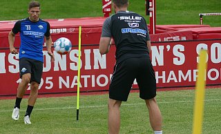 SC Paderborn-Neuzugang Marcel Hoffmeister (l.) trainierte am Montag individuell mit Athletik-Trainer Nils Vogt. - Benedikt Riemer