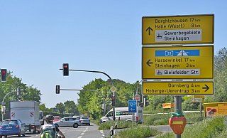 Der fehlerhafte Tabellenwegweiser erregte die Aufmerksamkeit von Radio Gütersloh. Bislang hat sich anscheinend noch niemand an dem Schild gestört. - Jonas Damme