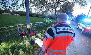 Ein Rettungssanitäter steht auf der Oberbauerschafter Straße vor der zerstörten Maschine des Verstorbenen. - Gerald Dunkel
