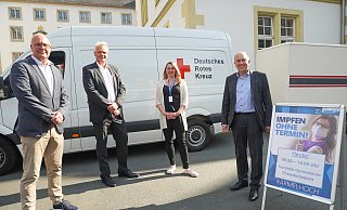 Werbegemeinschafts-Vorsitzender Uwe Seibel (v. l.), André Brandt, Ordnungsdezernent und Krisenstabsleiter des Kreises Paderborn, Mandy Bittner-Schweter, DRK-Mitarbeiterin im Impfzentrum des Kreises Paderborn und Landrat Christoph Rüther bringen die Impfangebote zu den Menschen. - Kreis Paderborn