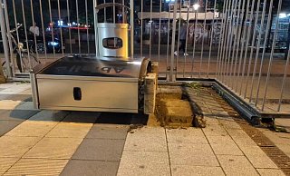 Der Unbekannte trat im Gebäude des Hauptbahnhofs und oben auf dem Bahnsteig mehrere Mülltonnen um. - Foto: Bundespolizei