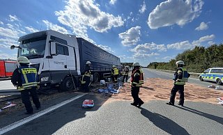 Der Verkehr wurde nach anfänglicher Sperrung an der Unfallstelle vorbeigeführt. - Thorsten Heß