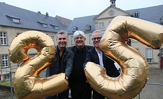 Intendant Harald Schwaiger (v.l.), Vorsitzender des Vereins Freunde des Klosters Dalheim Hans-Dieter Seidensticker und Museumsdirektor Ingo Grabowsky feiern im kommden 25 Jahre Dalheimer Sommer. - Felix Schwien