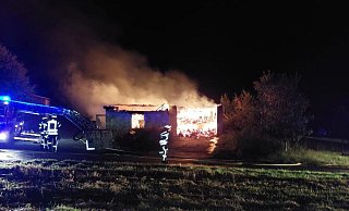 In dem Stallgebäude lagerten rund 200 große Quaderballen Heu. - Feuerwehr Lichtenau