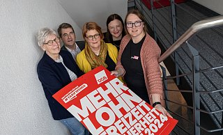 Werben für die Veranstaltung am 1. Mai in Paderborn: Morag Peckelsen (v.l., DGB), Konrad Jablonski (IG Metall), Martina Schu (Verdi), Clea Stille (DGB) und Talitha Quante (NGG). - Niklas Tüns Werben für die Veranstaltung am 1. Mai in Paderborn: Morag Peckelsen (v.l., DGB), Konrad Jablonski (IG Metall), Martina Schu (Verdi), Clea Stille (DGB) und Talitha Quante (NGG). - Niklas Tüns