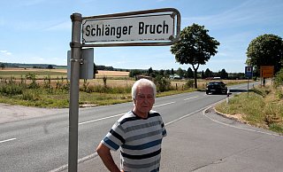 Wolfgang Verch wohnt direkt an der Landesstraße 937 und hat als Anwohner schon viele Unfälle und gefährliche Situationen dort erlebt. Er fordert endlich ein Tempolimit oder Überholverbot. - Uwe Müller
