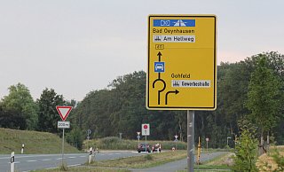 Falsch beschildert? Zum Hermes-Logistikzentrum geht's geradeaus, kritisiert die Bürgerinitiative. - Ulf Hanke