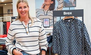 Brax-Model Anja präsentiert einen maritimen Strickpullover, den auch Markenbotschafterin Ana Ivanovic auf dem Plakat trägt. - Ralf Bittner