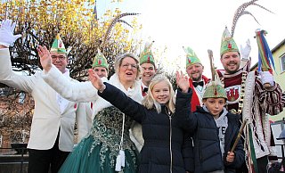 Steinheims Narren feiern das neue Kinderprinzenpaar der StKG: Lena Brockmann und Adam Alani regieren ab sofort ihr junges Narrenvolk der Emmerstadt. - Madita Schellenberg