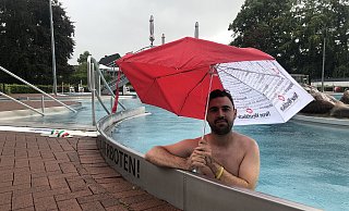 "NW"-Autor Matthias Reiprich hat sich getraut und den strömenden Regen genutzt, um ins Freibad zu gehen. - Fabia Lulis