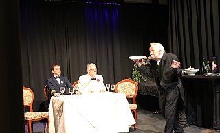 Manfred Schlaffer (r.) versinkt geradezu in der Paderborner Inszenierung seiner Rolle als "Butler James", während "Admiral von Schneider" (Bassel Hamoud/l.) und "Mr. Pommeroy" (Erhard Schrebb) dem Treiben zuschauen. - Moritz Jülich