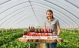 Katharina Eßer vom Ulenburger Landbau bietet neben ihren lokalen Erdbeeren weitere Produkte aus den süßen, roten Früchten: Erdbeer Secco, Apero, Kinder Schampus sowie Fruchtaufstriche aus Erdbeeren (zur Zeit ausverkauft) und Himbeeren. - Copyright 2023 Wencke Meckenstock . All rights reserved.