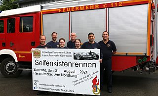 Holger Menzel (v. l.), Philipp Kipp, Larissa Perner, Karsten Perner, Sarah Tütünlü, Alexander Gören und Volker Prüßner von der Löschgruppe Obernbeck der Freiwilligen Feuerwehr laden zum 17. Seifenkistenrennen ein. - Anthea Moschner