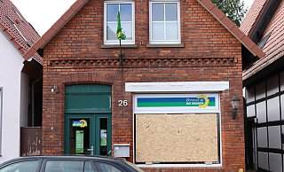 Die Fensterscheibe am Grünen-Bürgerbüro wurde zerstört und provisorisch mit einer Spanplatte abgedeckt. - Alex Lehn