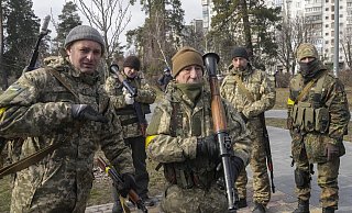 Ein Mitglied der ukrainischen Territorialen Verteidigungskräfte hält eine Panzerabwehrwaffe in einem Park am Stadtrand von Kiew. - Efrem Lukatsky/AP/dpa