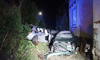 Neben einem Wohnhaus landete der stark beschädigte Pkw. - Kreispolizeibehörde Herford