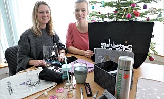 Chrissie Schirbel (l.) und Ulrike Riesen zeigen eine Auswahl der nahezu unbegrenzten Möglichkeiten an Produkten. - Simone Flörke