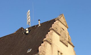 Die Lautsprecher auf dem First des Königin-Mathilde-Gymnasiums in Herford sind eine Sirene neuer Bauart. Insgesamt gibt es im Kreisgebiet mehr als 50 Standorte. - Peter Steinert