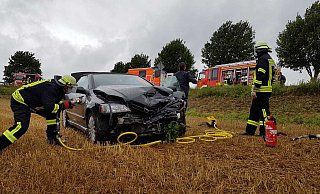 Feuerwehrleute müssen auch in Pandemiezeiten immer einsatzbereit sein, wie hier bei einem Unfall in Vörden. 100-prozentigen Schutz vor Ansteckung gibt es aber nicht. - David Schellenberg