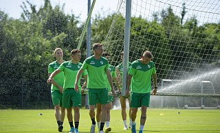 Beste Stimmung: Niklas Wiemann (v. l.), Jonathan Riemer, Daniel Flottmann und Mirko Schuster haben auch beim Tragen des Trainingstores ihren Spaß. - Joel Beinke