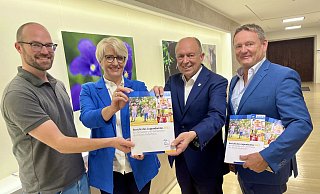 Roland Gladbach (v. l.), Annette Mühlenhoff, Christoph Rüther und Günther Uhrmeister stellen den Jugendamtsbericht vor. - Jens Reddeker