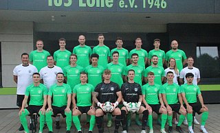 Der TuS Lohe ist bereit für die neue Saison in der Fußball-Landesliga: Den Kader bilden Niklas Sewing (hinten v. l.), Jannik Schwirrn, Jan Eckert, Laurenz Wölfing, Ricardo Squarra, Lukas Brakmann, Marvin Blöbaum, Julius Eckert; Trainer Aleksander Knezevic (mittlere Reihe v. l.), Co-Trainer Dejan Simonovic, Niklas Reitner, Wail Larhrissi, Stefan Langemann, Nareg-Nico Boyagian, Daniel Urban, Physiotherapeutin Sarah Düsterhöft, Co-Trainer Julian Hartmann; Adrian Mavretic; (vorne v. l.), Nuri Konak, Dominik Flaake, Michael Joel Arnolds, Marcel Fründ, Anton Wegener, Timo Grewe und Emir Tasci sowie die hier fehlenden Marlon Joey Haeder, Daniel Reineke, Jannik Schade, Jan Strate, Maximilian Kaspar, Robin Leo Faulstich und Julius Eitz.(vordere Reihe v.l.), Nuri Konak, Dominik Flaake, Michael Joel Arnolds,Marcel Fründ, Anton Wegener, Timo Grewe und Emir Tasci. Es fehlen MarlonJoey Haeder, Daniel Reineke, Jannik Schade, Jan Strate, MaximilianKaspar, Robin Leo Faulstich, Julius Eitz. - Wolfgang Döbber
