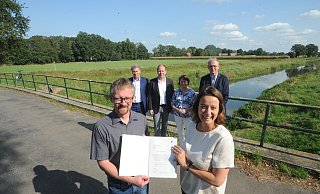 Den Förderbescheid für die neue Brücke zwischen den beiden Ströhens überreichte Regierungspräsidentin Anna Bölling an Matthias Schubert. Dabei waren unter anderem auch die beiden Bürgermeister Bert Honsel, Matthias Kreye sowie Bianca Winkelmann und Olaf Stührmeier. Foto: Joern Spreen-Ledebur - Joern Spreen-Ledebur
